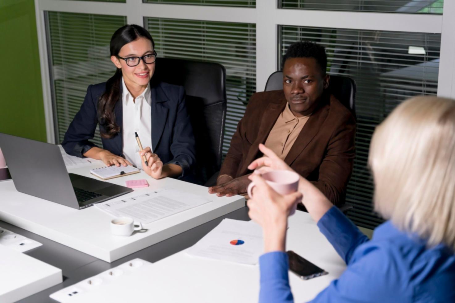 Профессиональная команда финансовых консультантов обсуждает стратегии клиента