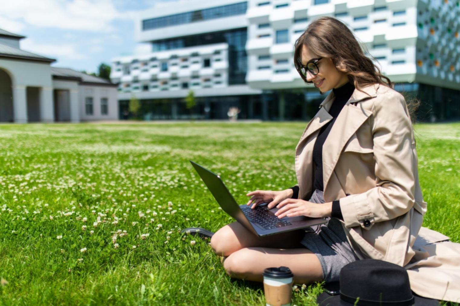 Современный офис финансового консалтинга с профессиональной атмосферой